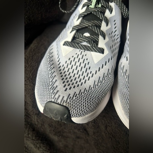 Women's WMNS Zoom Winflo 6 Running Shoe, White Noble Red Black Iced Lilac - Picture 4 of 9